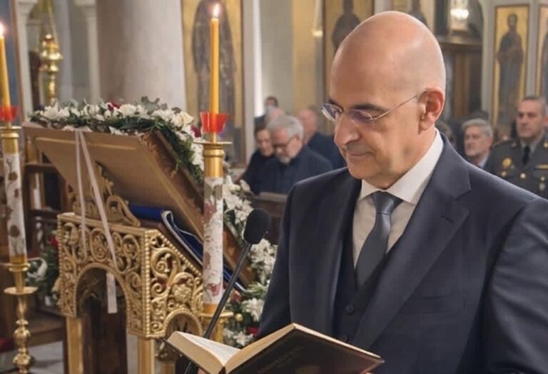 Ο Υπουργός Εθνικής Αμύνης Νίκος Δένδιας έψαλε στους Δ΄ Χαιρετισμούς στην Πλάκα