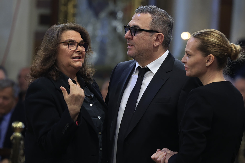 Μαρινέλλα: Ποιοι έδωσαν το παρών στην κηδεία της – Δείτε φωτογραφίες και βίντεο