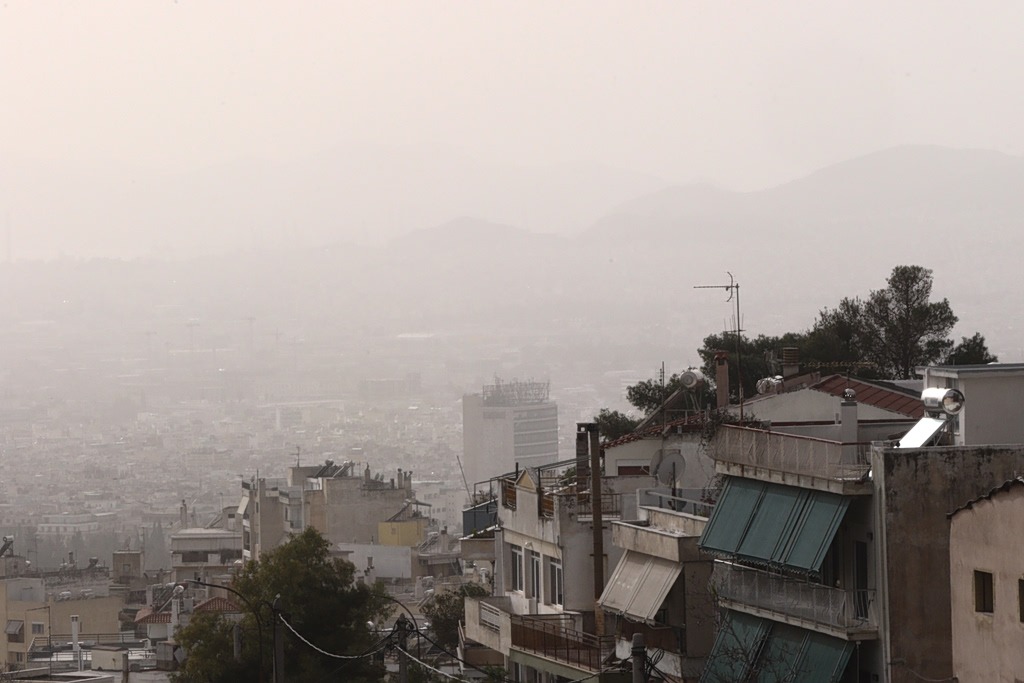 Κρύος και άστατος ο καιρός την Παρασκευή – Πότε φεύγει η αφρικανική σκόνη