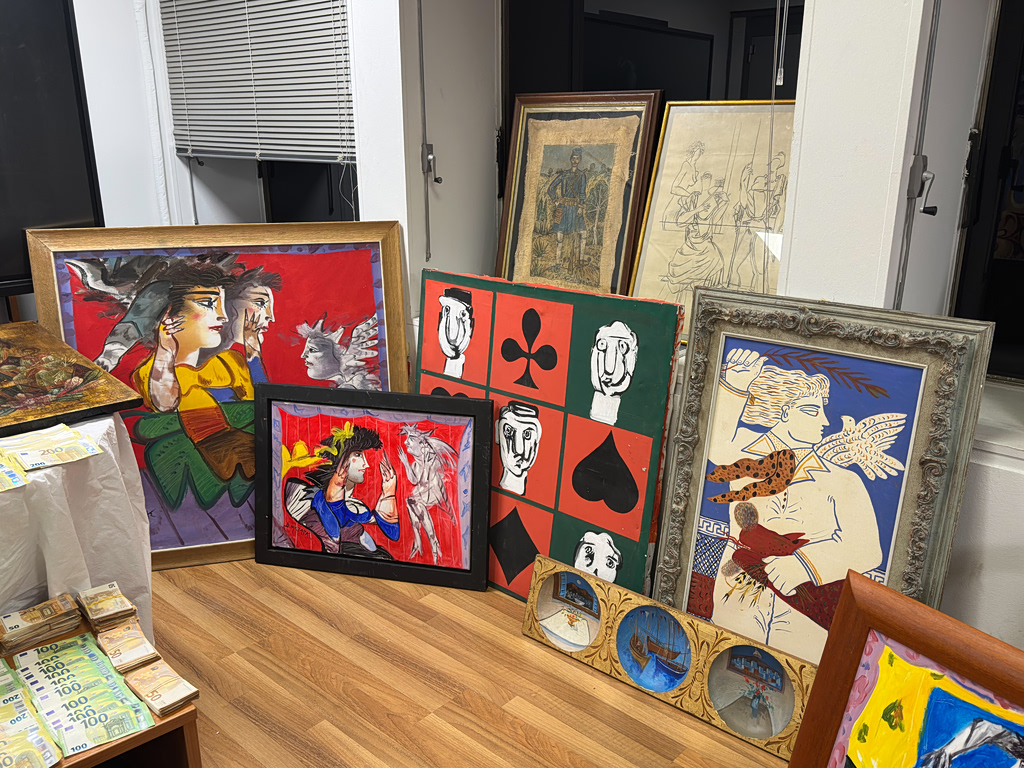 Νέες καταγγελίες για Τσαγκαράκη: «Βρήκα τα κοσμήματά μου να πωλούνται με υψηλότερη τιμή από τον γκαλερίστα»