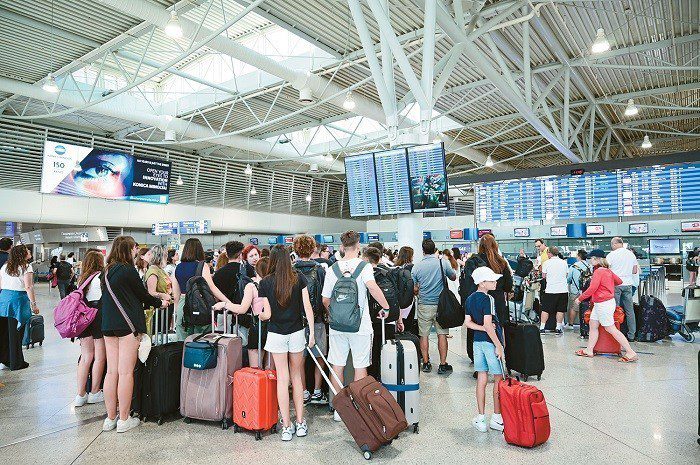 Εκτόξευση έως 560% στα αεροπορικά εισιτήρια – «Φρένο» στις καλοκαιρινές διακοπές στο εξωτερικό