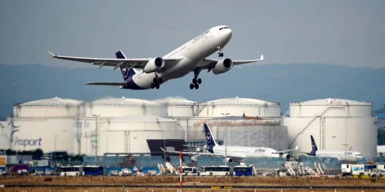 Εφτασε τα 50 δισ. δολάρια ο πρώτος λογαριασμός για τις αεροπορικές