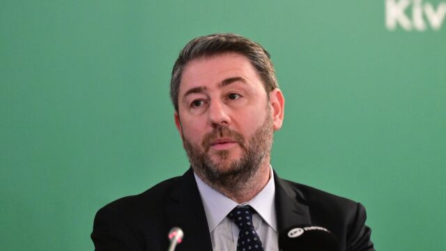 Ο Ανδρουλάκης το σκέφτεται και το ξανασκέφτεται για την πρόταση δυσπιστίας – Η “ντρίμπλα” Μητσοτάκη που τον ανησυχεί