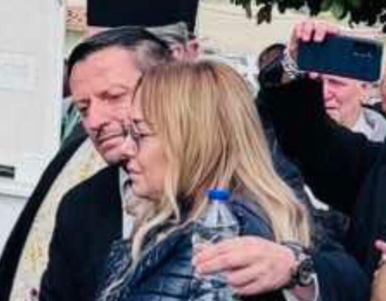 Η Μελίνα Ασλανίδου συγκλόνισε κατά τη ταφή του πατέρα του εκδότη του ΒΗΜΑΤΟΣ ΟΡΘΟΔΟΞΙΑΣ