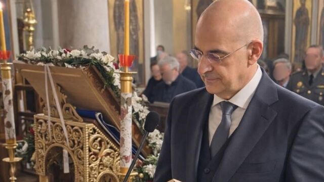 Νίκος Δένδιας: Έψαλε στους Δ’ Χαιρετισμούς στην Πλάκα (Εικόνα)