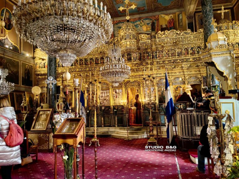 Πλήθος πιστών στον Κατανυκτικό Εσπερινό στον Ναό της Παναγίας στο παλιό Ναύπλιο