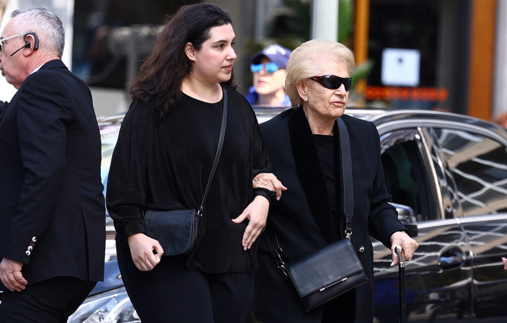 Μαρινέλλα: Υποβασταζόμενη έφτασε στη Μητρόπολη η αδερφή της, Λούλα