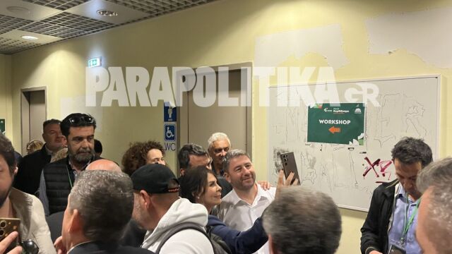 Συνέδριο ΠΑΣΟΚ: Selfies και χαμόγελα για τον Νίκο Ανδρουλάκη (Εικόνες)