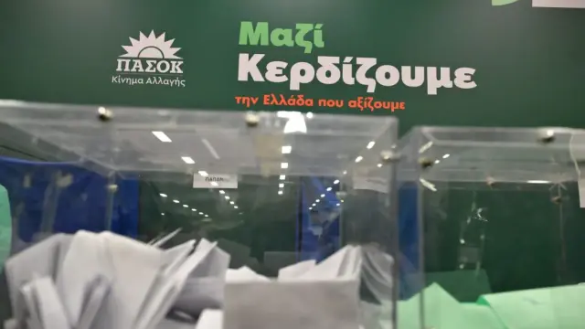 Κεντρική Επιτροπή ΠΑΣΟΚ: Ποιοι προηγούνται στη “μάχη του σταυρού” – Πώς διαμορφώνονται οι εσωκομματικοί συσχετισμοί