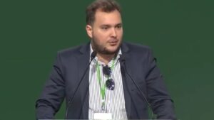 Στέργιος Κωνσταντίνου στο συνέδριο ΠΑΣΟΚ: Πρέπει σήμερα να είμαστε το αύριο που θέλουμε να εμπνεύσουμε (Βίντεο)