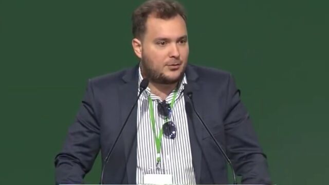 Στέργιος Κωνσταντίνου στο συνέδριο ΠΑΣΟΚ: Πρέπει σήμερα να είμαστε το αύριο που θέλουμε να εμπνεύσουμε (Βίντεο)