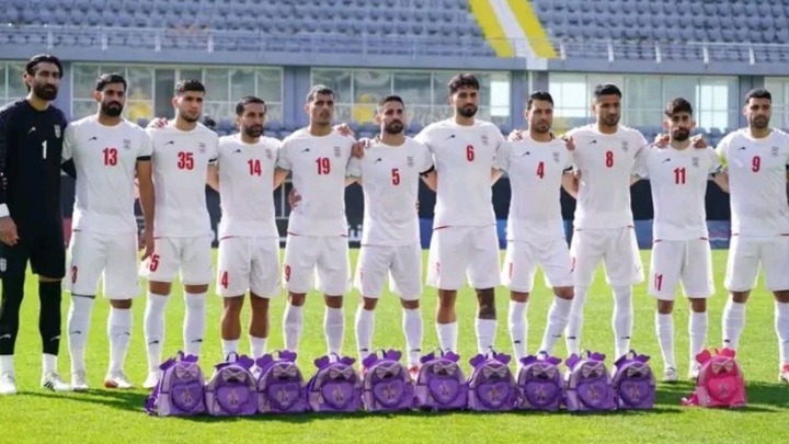 Οι Ιρανοί διεθνείς απέτισαν φόρο τιμής στους νεκρούς σχολείου στην πατρίδα τους