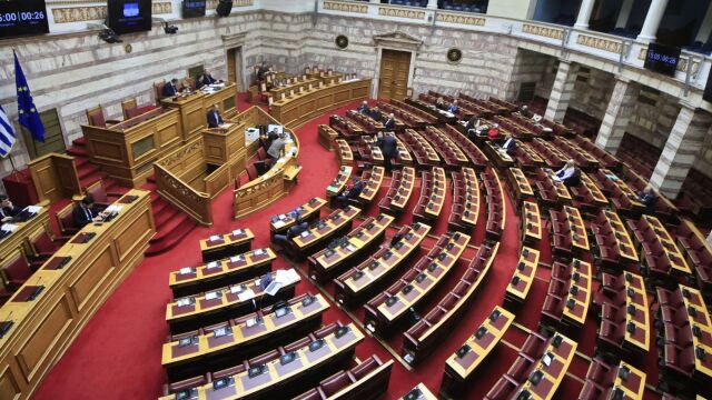 Υπερψηφίστηκε το νομοσχέδιο για τις Μεταφορές: Τι αλλάζει σε ταξί, αστικές συγκοινωνίες, ΚΤΕΟ, πρόστιμα και περιβαλλοντικούς ελέγχους