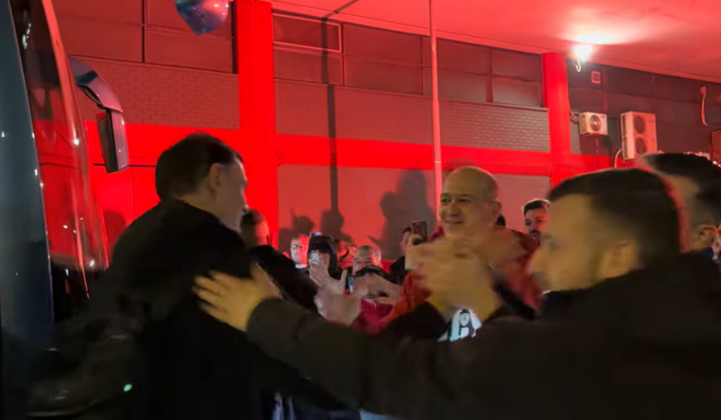 Ολυμπιακός: Θριαμβευτική υποδοχή στο ΣΕΦ μετά το «διπλό» στο ΟΑΚΑ