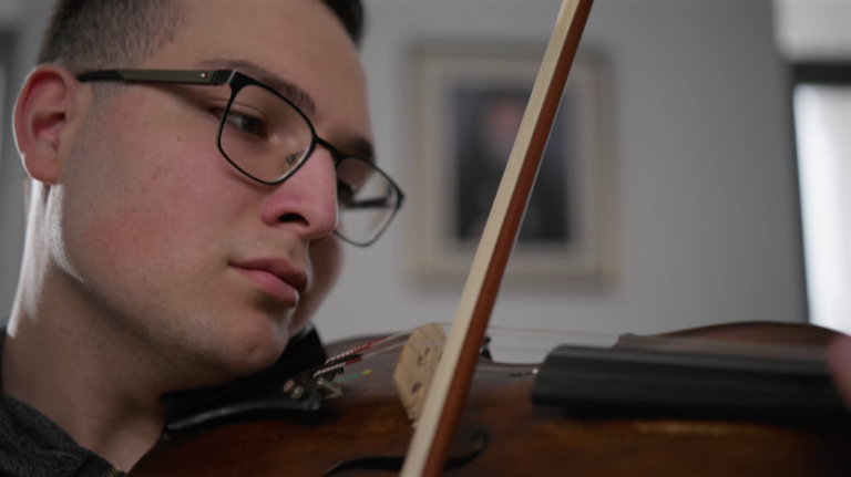 Η «ΑΠΟΣΤΟΛΗ» φωτίζει τη δύναμη της ευκαιρίας μέσα από την ιστορία του 17χρονου Θωμά – Δείτε το νέο κοινωνικό μήνυμα