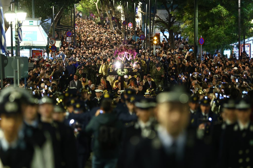 Σε κλίμα θλίψης και κατάνυξης η περιφορά του Επιταφίου σε όλη τη χώρα – Εικόνες από κάθε γωνιά της Ελλάδας