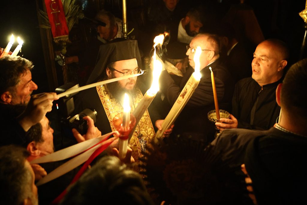 Το Άγιο Φως στο Μετόχι του Παναγίου Τάφου και σε 18 προορισμούς (pics & vid)