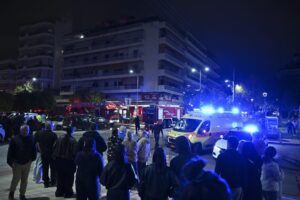 Φωτιά σε διαμέρισμα στη Νέα Σμύρνη: Γυναίκα χωρίς τις αισθήσεις της βρέθηκε στην πολυκατοικία