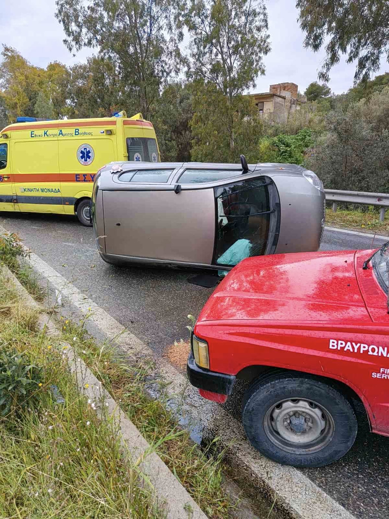 Τροχαίο ατύχημα στην Αρτέμιδα: Αναποδογύρισε αυτοκίνητο στη μέση του δρόμου