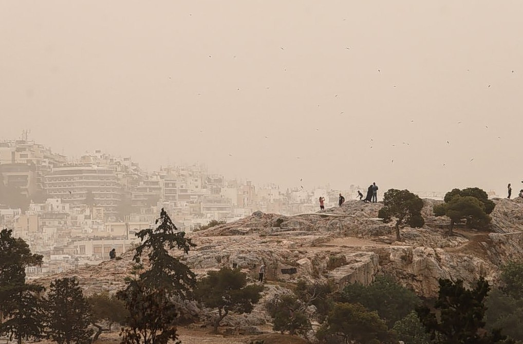 Καιρός: Νεφώσεις, τοπικές βροχές και αφρικανική σκόνη – Σε υψηλά επίπεδα η θερμοκρασία