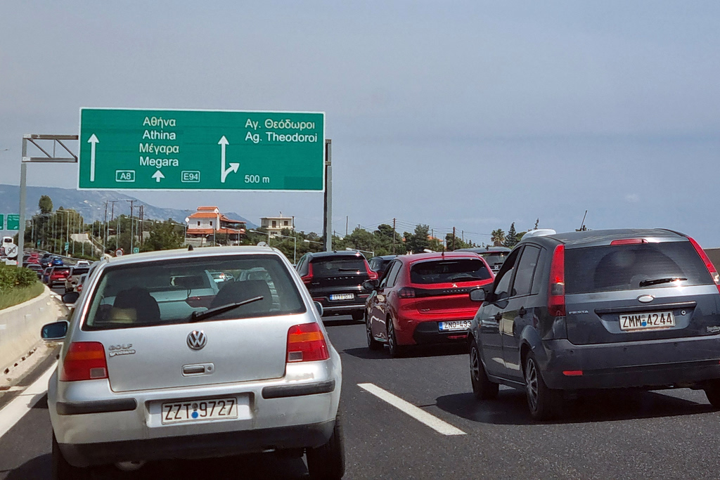Σημειωτόν σε πολλά σημεία η επιστροφή των εκδρομέων – Αυξημένη κίνηση σε Αθηνών – Κορίνθου, γεμάτα φτάνουν τα πλοία