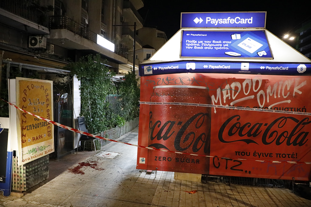 Ληστεία στα Εξάρχεια: Εκτός κινδύνου ο 50χρονος υπάλληλος περιπτέρου – Αναζητούνται οι δράστες