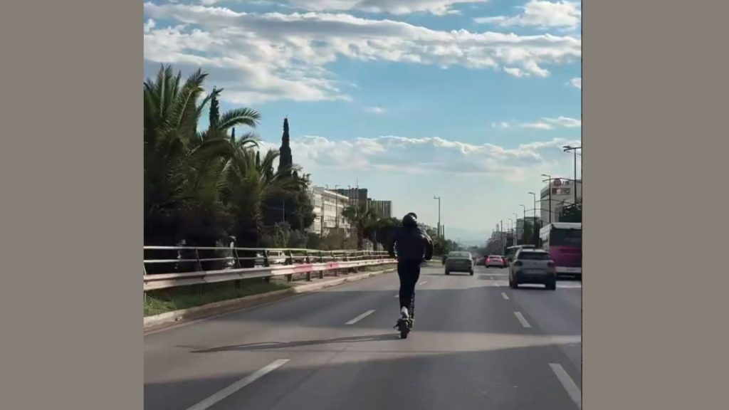 Έτρεχε με ηλεκτρικό πατίνι στην αριστερή λωρίδα της Συγγρού χωρίς κράνος