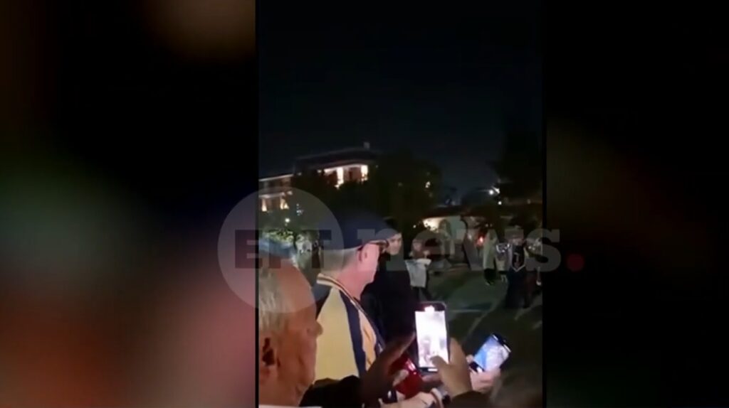 Η διακριτική παρουσία του Ντάνιελ Κρεγκ στην περιφορά του Επιταφίου στη Γλυφάδα