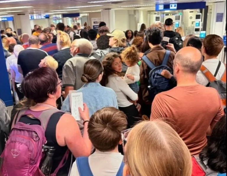 Χάος στα ευρωπαϊκά αεροδρόμια με τους νέους συνοριακούς ελέγχους για χώρες εκτός Σένγκεν (Βίντεο)