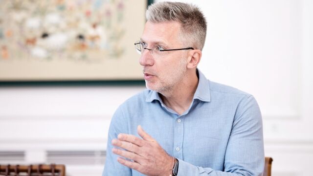 Η ανάρτηση του “ισόβιου” εξωκοινοβουλευτικού υπουργού Σκέρτσου που εξόργισε και τα λάθη του που αυξάνονται