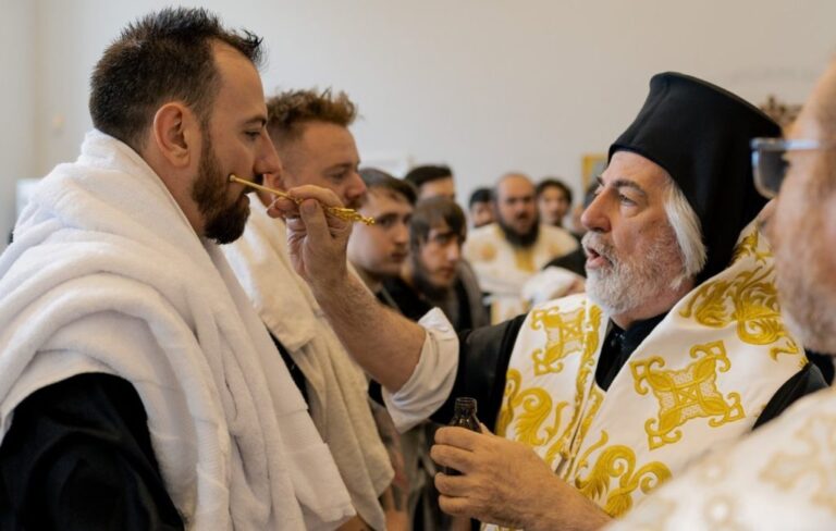 Βρετανία: Μαζικές βαπτίσεις και κύμα επιστροφής στην Ορθοδοξία – Η στιγμή που άλλαξε τη ζωή δεκάδων ανθρώπων