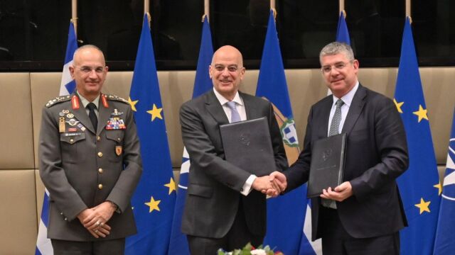 Δένδιας: Προγραμματική συμφωνία με την Ευρωπαϊκή Τράπεζα Επενδύσεων για ενεργειακή αναβάθμιση στρατοπέδων (Eικόνες)