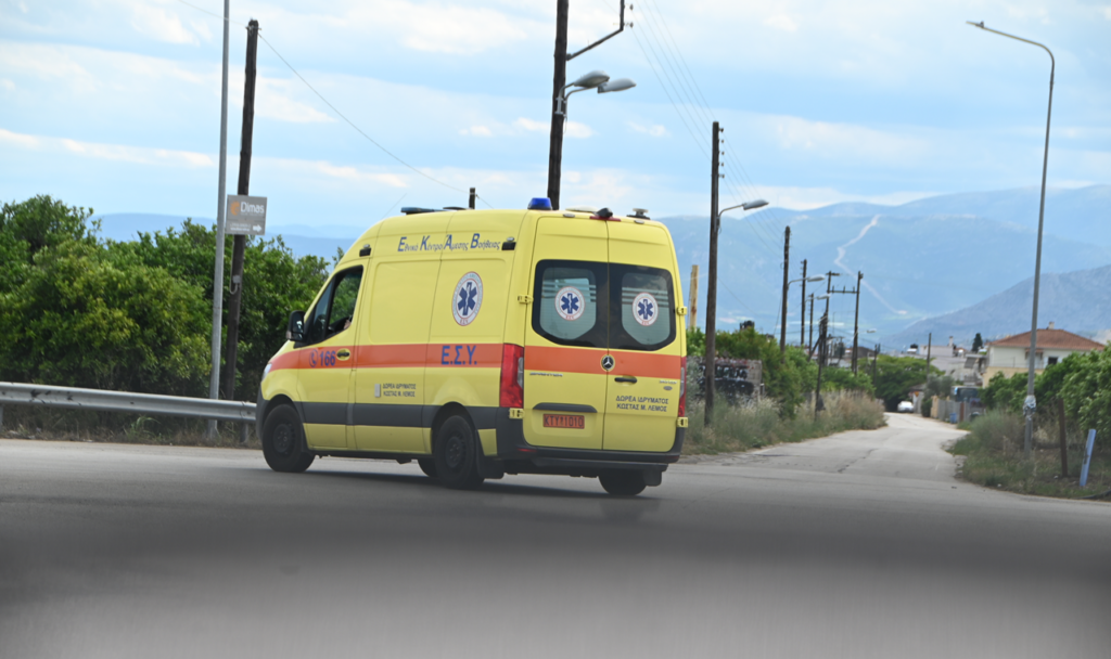 Αυτοκίνητο πέρασε διαχωριστικό και αναποδογύρισε στη μέση του δρόμου στην Αρτέμιδα