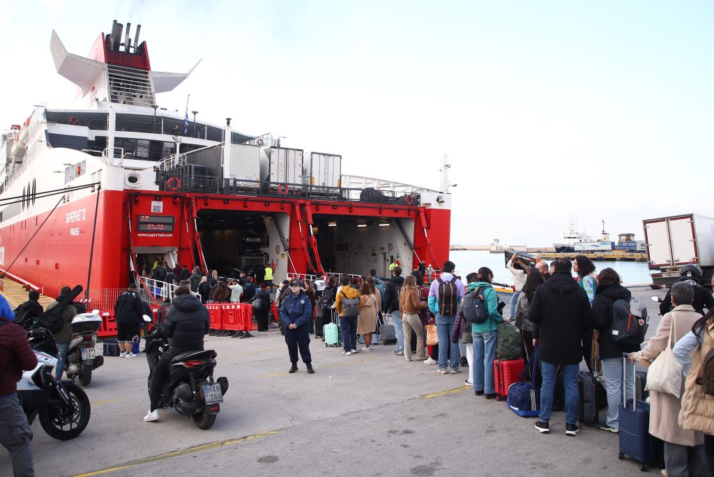 Με μειωμένη κίνηση συνεχίζεται το Μεγάλο Σάββατο η έξοδος εκδρομέων από τα λιμάνια της Αττικής