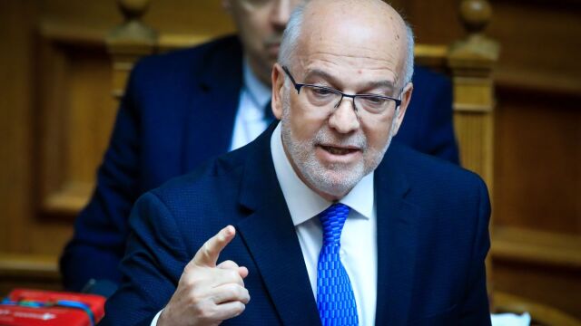 Οι σκέψεις για παραίτηση Φλωρίδη, που… λάνσαρε τη μόδα της ηθικής αυτουργίας, η “καταστροφή” των βουλευτών και η πονηριά για τους υπουργούς