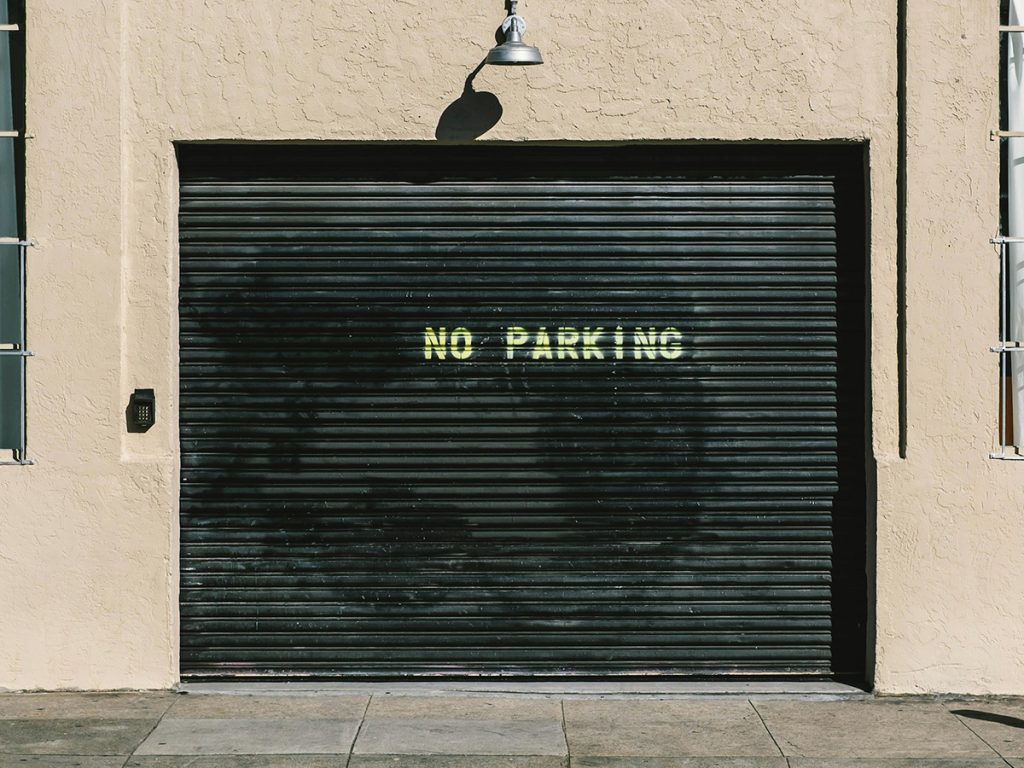 Πότε το γκαράζ χάνει το δικαίωμα της θέσης στον δρόμο – Η απάντηση ανατρέπει τα δεδομένα