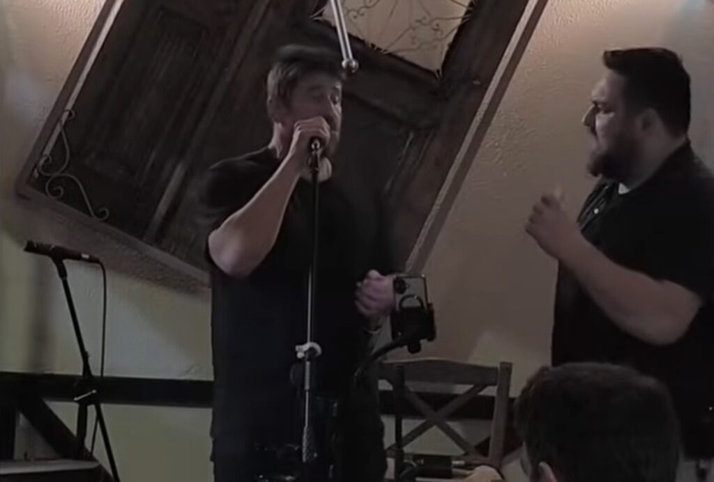 Ο Αλέξης Γεωργούλης τραγούδησε σε ταβέρνα της Λάρισας – Δείτε βίντεο