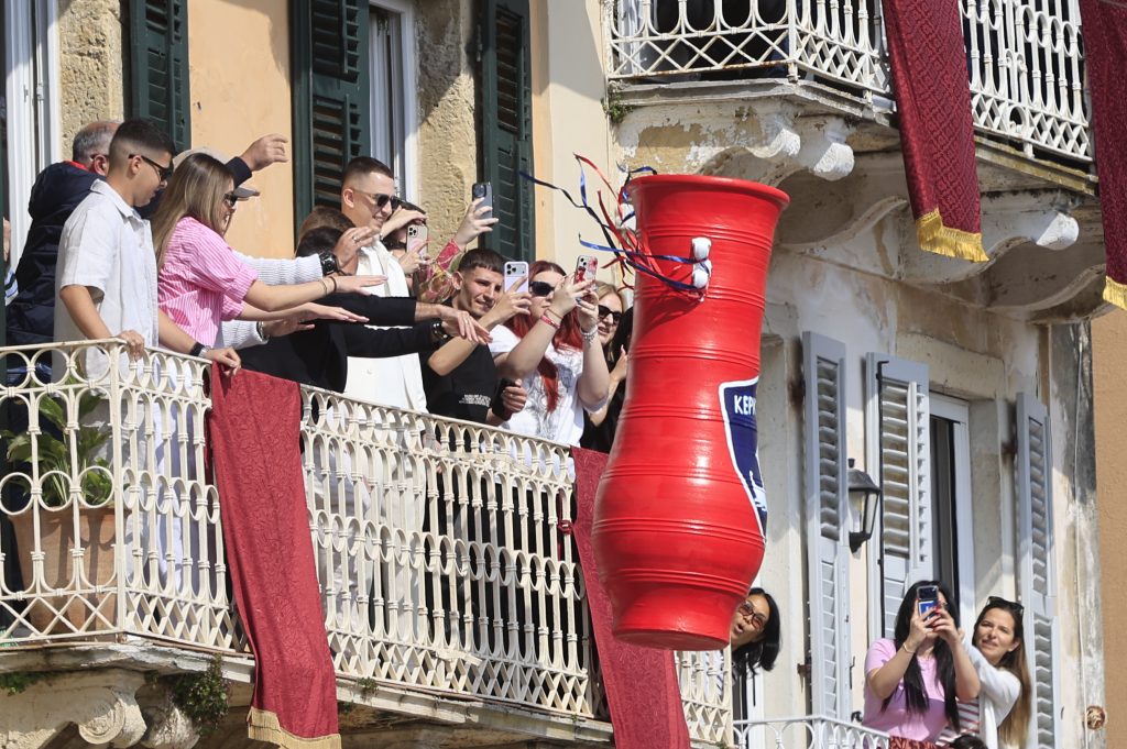 Το σπάσιμο των μπότηδων: Η ηχηρή Ανάσταση, εντυπωσιακές εικόνες από Κέρκυρα και Πρέβεζα – Ποια η ιστορία εθίμου