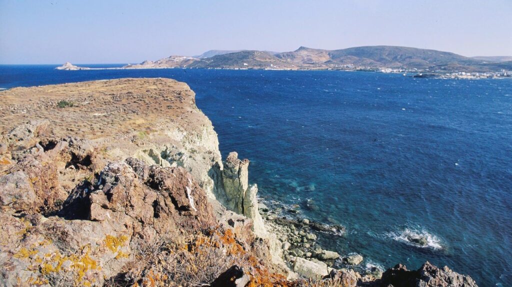 Τα Πράσσα Κιμώλου στις παραλίες που προτείνει το Conde Nast Traveller