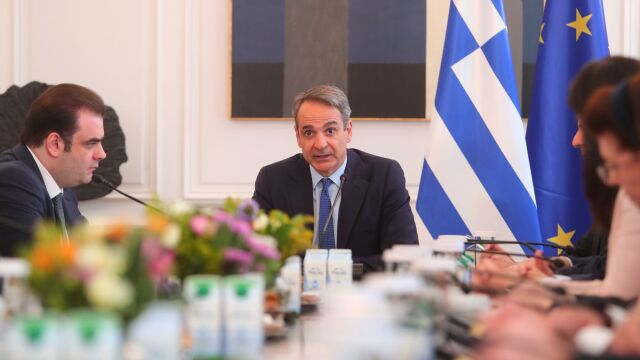 Προβληματισμός και… μασάζ στη “γαλάζια” Κοινοβουλευτική Ομάδα μετά τις καταιγιστικές εξελίξεις µε την υπόθεση του ΟΠΕΚΕΠΕ