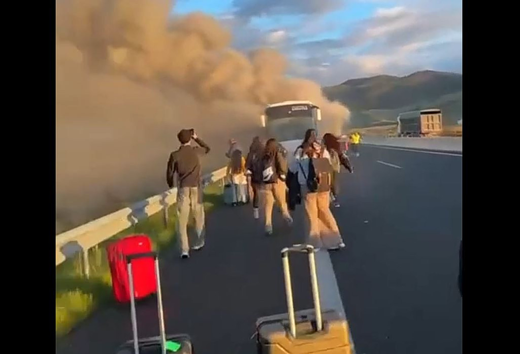 Καρδίτσα: Σκηνές πανικού σε λεωφορείο του ΚΤΕΛ γεμάτο επιβάτες – Έπιασε φωτιά στην Εθνική Οδό