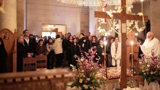 Ο Κυριάκος Μητσοτάκης και η σύζυγός του στην Ακολουθία και την περιφορά του Επιταφίου στον Βαρύπετρο Χανίων