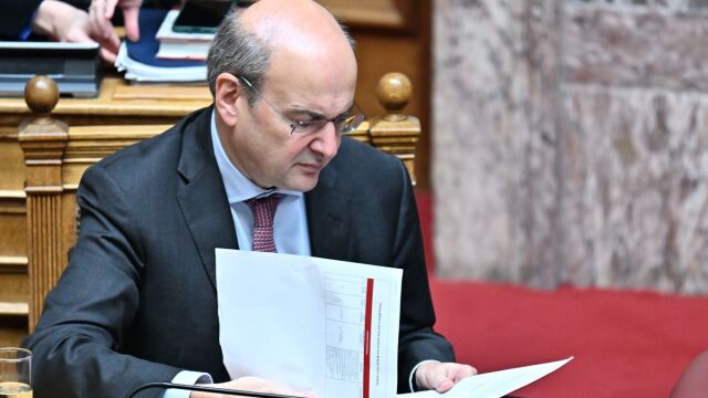 Η αμηχανία στο εσωτερικό της ΚΟ της ΝΔ με φόντο την υπόθεση του ΟΠΕΚΕΠΕ και ο Χατζηδάκης που κάνει “μασάζ” στους βουλευτές