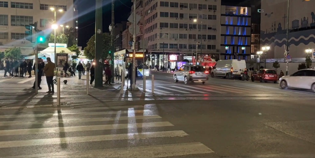 Τροχαίο στον Πειραιά: Υπεράνθρωπες προσπάθειες των γιατρών να κρατήσουν στη ζωή τον 17χρονο – Χτυπήθηκε από λεωφορείο