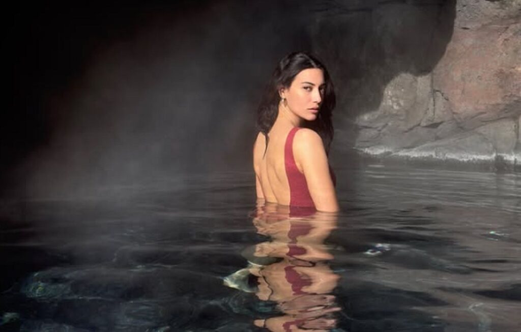 Ευγενία Σαμαρά: Με κόκκινο μαγιό στην παγωμένη Ισλανδία – Δείτε φωτογραφίες και βίντεο