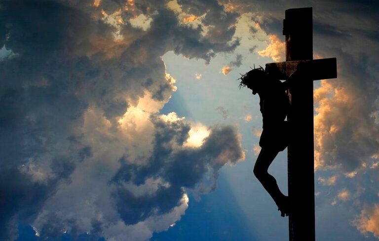 Μεγάλη Πέμπτη – Η Σταύρωση του Θεανθρώπου: Σήμερα μαύρος ουρανός, σήμερα μαύρη μέρα για την ανθρωπότητα