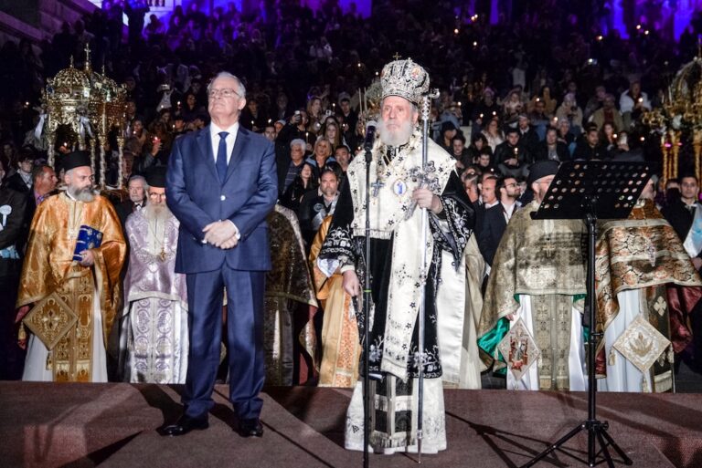 Παρουσία του ΠτΔ η Ακολουθία του Επιταφίου στη Μητρόπολη Σύρου