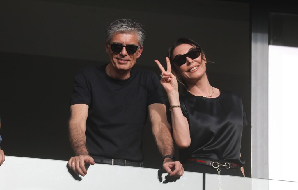 Νίκος Ευαγγελάτος – Τατιάνα Στεφανίδου έκαναν Ανάσταση στην Πάρο – Δείτε βίντεο