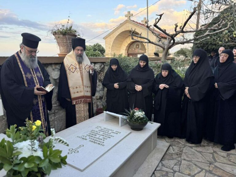 Τρισάγιο από τον Μητροπολίτη Ρεθύμνης επί του τάφου της Γεροντίσσης Πανσέμνης
