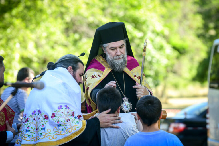 Σερρών Θεολόγος: «Δώστε στα παιδιά φτερά δυνατά για να πετάξουν ψηλά και ρίζες βαθιές για να αντέξουν!»